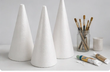Cones de isopor maciço branco em diferentes alturas sobre bancada de artesanato