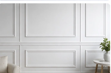 Parede interna com molduras e boiserie em EPS branco formando frisos elegantes