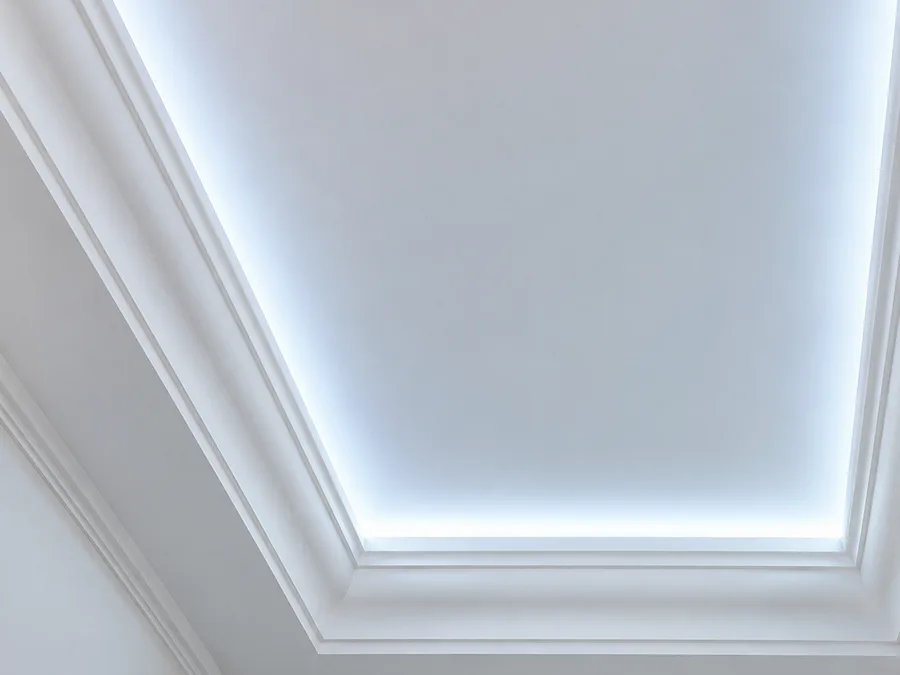 Sanca de EPS instalada no teto com iluminação em LED embutida
